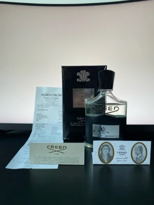 Creed Aventus 100ml med box - Lyxig Creed Aventus parfym, 100 ml, säljs med originalkartong och äkthetskort. Perfekt för dig som vill sticka ut med en ikonisk doft. Kvitto från Nordstrom medföljer. Tillverkad i Frankrike. 95 ml kvar