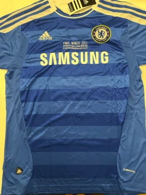 Didier Drogba 2012 Chelsea UCL final tröja - Fotbollströjor i storlek L. Helt ny och oanvänd, med tag kvar. Detaljrik i inofficiell version. 