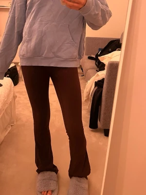 Blå hoodie från Monki - Säljer denna blåa hoodie från Monki i storlek S, små fläckar därav priset