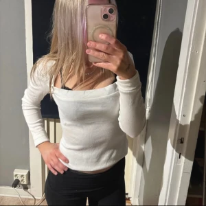 Vit tröja - Jätte fin vit tröja som är ribbad och öppen vid nyckelbenen😍, inga tecken på användning.