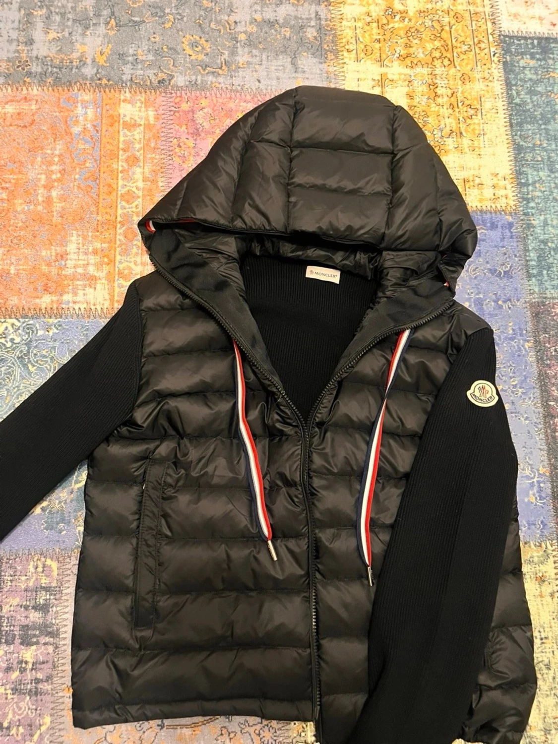 Svart dunväst från Moncler med huva