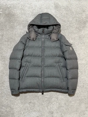 Moncler Montgenevre - Moncler montgenevre, storlek 5/L, skick 9,5/10 som ny, välldigt eftertraktad modell, nypris 24 000kr, vid funderingar hör av er.