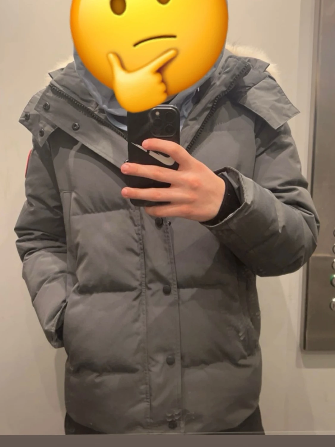 Grå dunjacka med pälskant från Canada Goose - 1