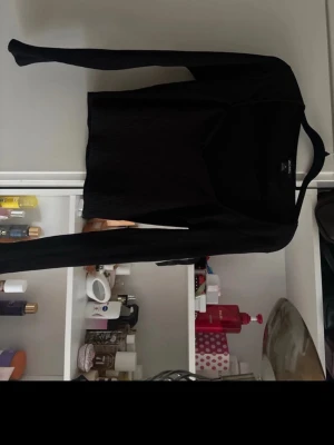 Svart ribbad långärmad topp Monki - Säljer en svart långärmad topp från Monki i storlek M. Toppen har ribbad struktur och en snygg v-ringad halsringning. Materialet är mjukt och stretchigt, perfekt för att styla med jeans eller kjol. Enkel och stilren design som funkar året runt. Använd bara ett antal gånger, ungefär 2