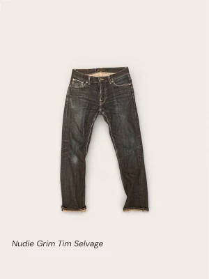 Nudie Grim Tim Selvage jeans - Säljer ett par mörkblå Nudie Grim Tim Selvage, Sjul wash! Storleken är w30 L30 bara att skriva till mig om du har någon fråga eller fundering angående jeansen! Pris kan självklart diskuteras!