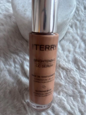 By Terry Brightening CC Serum - By Terry Brightening CC Serum i färgen 4 Sunny flash ny pris 849 på kicks inte använd mycket så 90% kvar i flaskan 