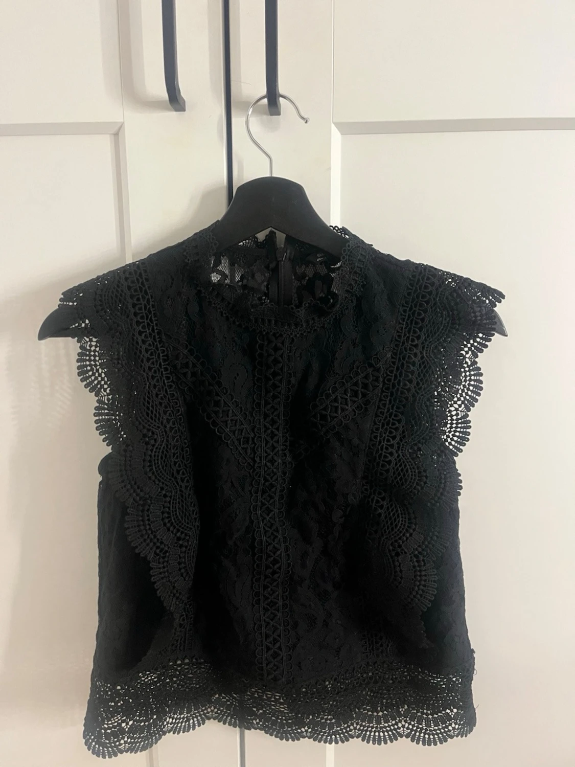 Svart spetsblus med detaljer - 1