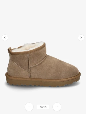 Beige boots i mocka med pälsfoder - Sand/beige färgade ”uggs”. Säljer då de är för små för mig och kan inte skicka tillbaka. Endast använda en gång. Storlek 39 men skulle säga 38 då jag som har 39 tycker de är för små. Väl fodrade så perfekt nu för vintern!😍ordinarie pris 1000 kr. 
