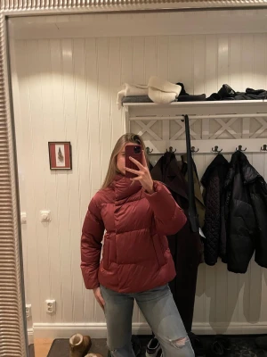 Vinröd pufferjacka från Max Mara - Köpt för 6 000 kr. Den har inga skador, säljer för 2 900 kr.