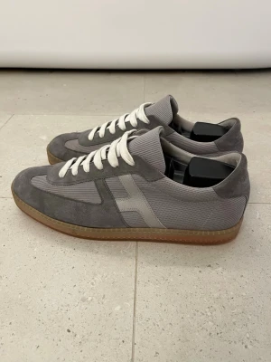 Hermés skor - Otroligt tjusiga Hermés skor 🐎✨                             Köpta helt nya på TheRealReal, använda typ 2 gånger så skicket är 9,5/10 - i princip helt nya‼️      Storlek 45. Sitter normalt i storleken.          Nypriset är runt 10000. Köpta för ca 6500 (ink frakt och tullar)                                                              - Har dustbag,  kvitto osv.                                            - Hör av er vid funderingar. Mvh 