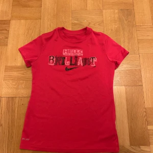 Nike träningströja  - En träningströja från Nike. I storleken L men skulle säga att den är lite mindre i storlek, passar mig som är 170.💗