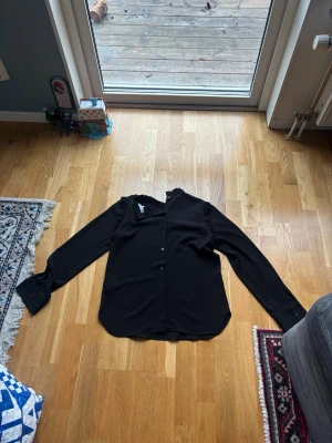 Blus - Säljer en svart blus perfekt inför nyårs outfiten❤️