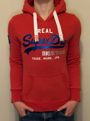 Superdry Hoodie - Röd Superdry hoodie-storlek (S)-pris: 399kr. Vid funderingar hör av er! Först till kvarn!