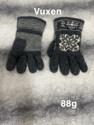 Vantar  - Ett par stickade vantar i mörkgrått och vitt med mönster. 🌸 Fint använt skick. Till vuxen 