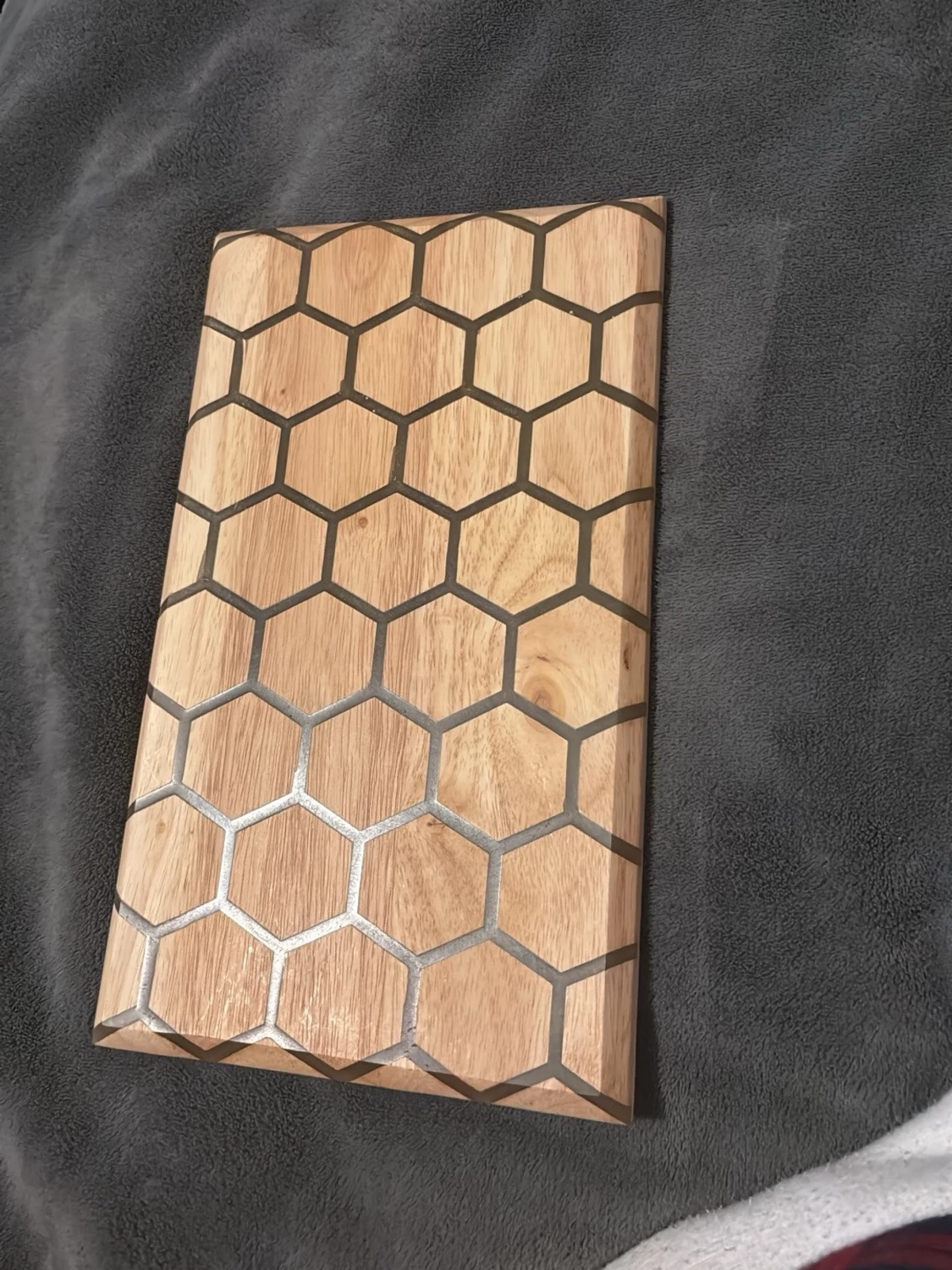 Skärbräda  med hexagonmönster och epoxy - 5