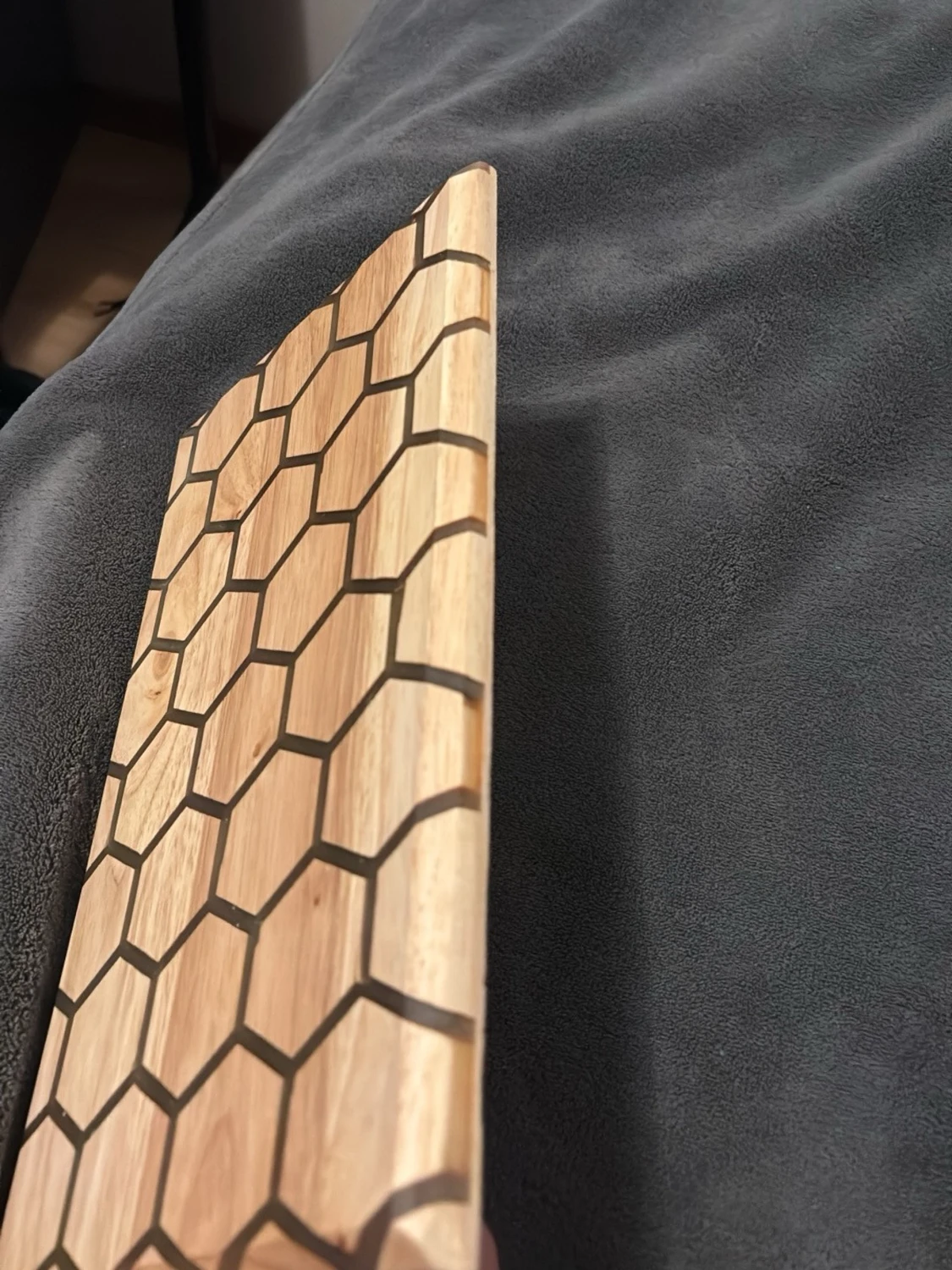 Skärbräda  med hexagonmönster och epoxy - 3