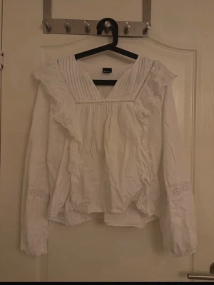Blus med volanger  - Blus från Gina tricot med volanger, storlek S, inga defekter (inga hål, fläckar osv), nypris: 400kr mitt pris: 60 kr