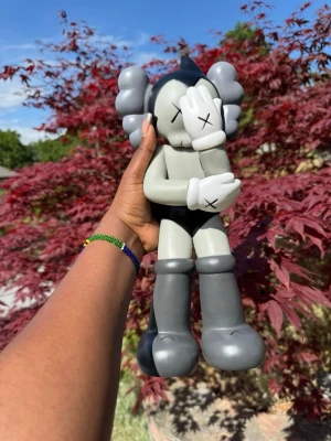 KAWS  KAWS,Astro Boy (Grey), 2012 - Bilderna visar en konstfigur, inte en väst. Ingen väst finns att beskriva eller sälja på dessa bilder.