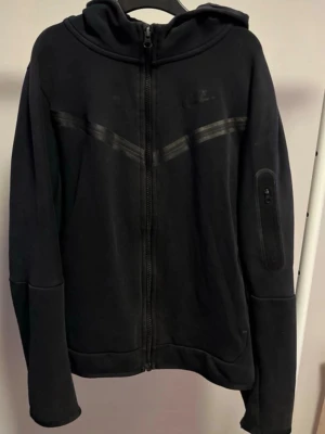 Svart Nike tech fleece junior  - Tröjan är i junior storlek 147-158 cm. 