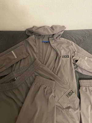 Ea7 tracksuit till låg pris, passa på! - Hej, jag säljer denna ea7 tracksuit för den inte används längre. Den har bara varit i garderoben som jag vill tömma, har inte använt den på jätte länge och den är knappt använd. Hör av ifall intresserade.