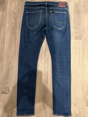 Lee Luke Jeans Mörkblå W30 L32 - Mörkblåa Lee Luke Jeans i fint skick i storlek W30/L32. Mått - Midja: 39,5cm, Benlängd: 101,5cm. Modellen är 185cm & 63kg. Hör av dig vid funderingar!🤩