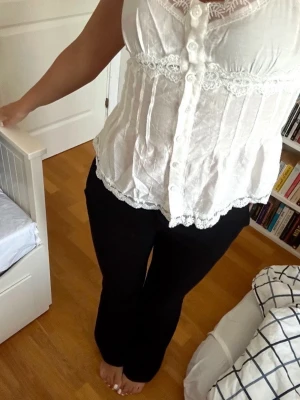 Lågmidjade kostymbyxor - Jättefina svarta kostymbyxor🤍 Jättefint skick, som referens är jag 178 cm! Nypris: 599 kr