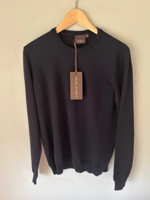 Mörkblå stickad tröja Oscar Jacobson - Mörkblå Oscar Jacobson tröja | Ny med prislapp | Nypis 1400kr | Ställ gärna frågor 🙌🏼