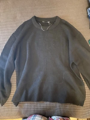 Stickad tröja svart  - Idk 🤷‍♀️ 