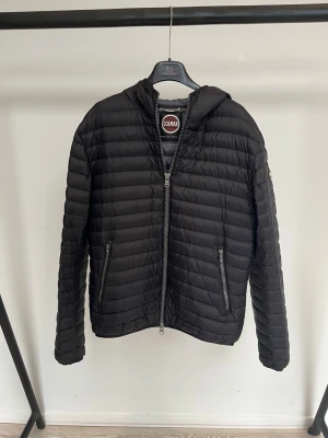 Colmar Jacka - Riktigt fet och populär vinterjacka från Colmar! Toppskick, inga defekter. Storlek 48, motsvarar S/M. Modellen är ca 182 och den sitter bra. Kontakta mig för fler frågor och funderingar!