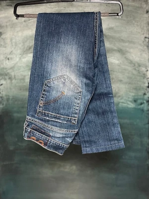 Dondup Jeans George  - Dondup jeans George!  || Nypris ~ 4000kr Vårt pris ~ 749 || Modellen har endast original slitningar från fabrik || Midja ~ 38cm Längd ~ 98cm ||  Bara att höra av sig vid funderingar!!🙌