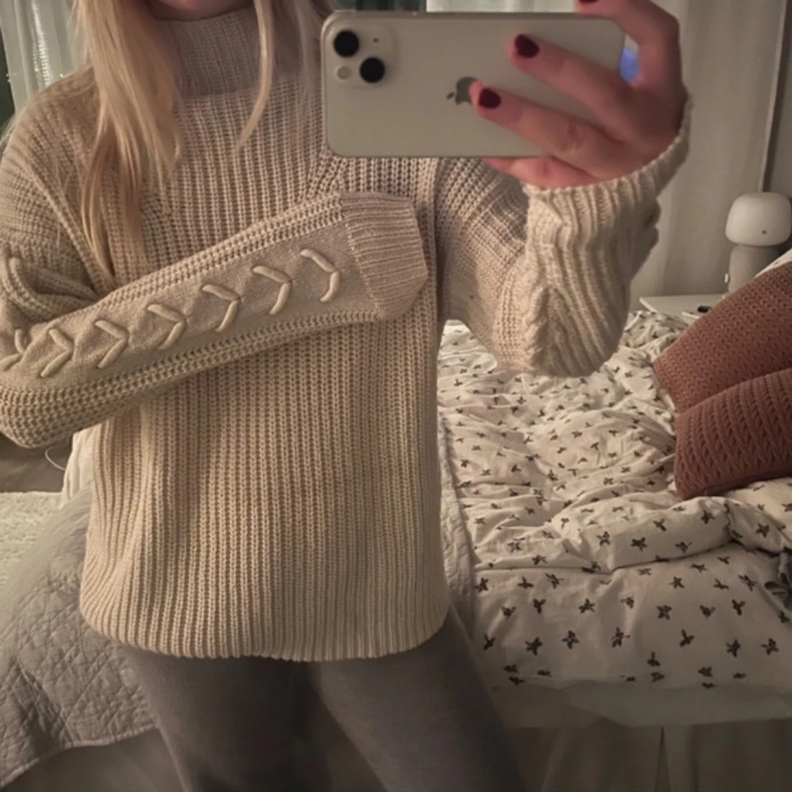 Beige stickad tröja med flätmönster - 1