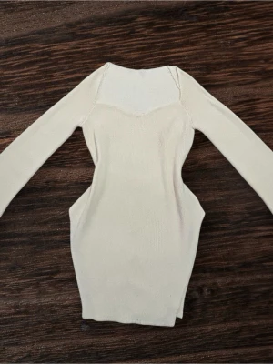 Beige ribbad kortklänning från SHEIN - Vi kan diskutera priset. Säljer en beige ribbad tröja från SHEIN i storlek S. Tröjan har långärmade, lätt utsvängda ärmar och en snygg v-ringad halsringning. Materialet är stretchigt och figurnära, perfekt för dig som gillar en tight passform.