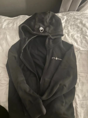 Sail racing tröja  - Säljer denna snygga sailracing tröja, som knappt kommit till användning.