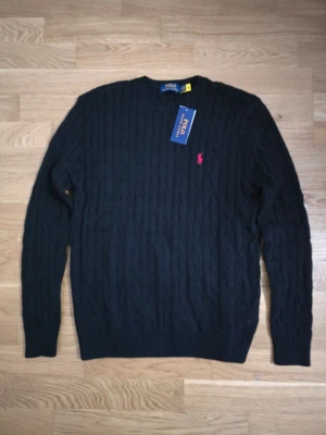 Svart kabelstickad tröja Polo Ralph Lauren - En svart kabelstickad tröja från Ralph lauren i storlek M för ett jätte billigt pris.