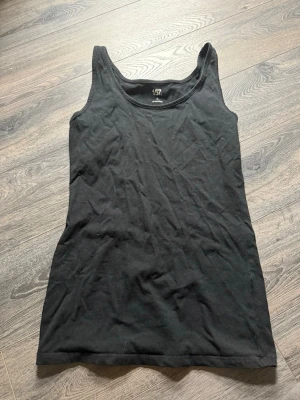 Svart Linne  - Ett svart linne från Lager 157