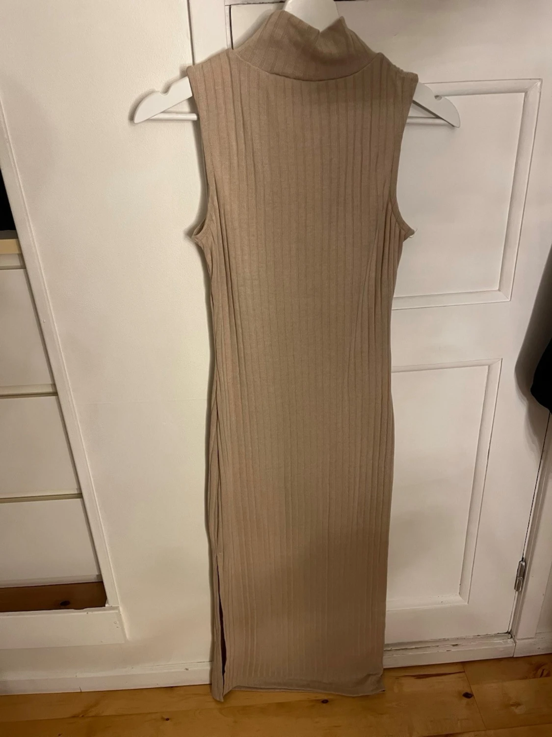 Beige ribbad långklänning NA-KD - 1