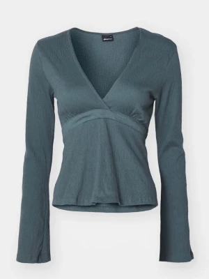 Grön omlottopp från Gina Tricot - Supersnygg grön omlottopp från Gina Tricot i storlek XS. Toppen har lång ärm, v-ringning och knytband i midjan.  🌸❗️änvänd fåtal gånger men fortfarande i nyskick. 