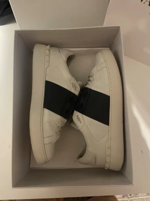 Valetino open - Marinblå opens i bra skick | Dustbag, box och kort följer med vid köp | Hör av er vid funderingar 🤩