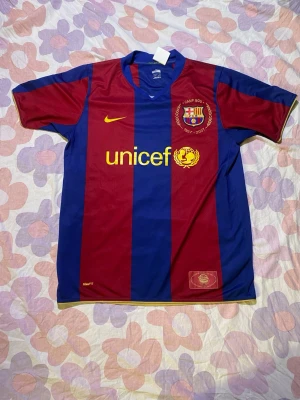 FC Barcelona Jersey retro 2007/2008 - Säljer en FC Barcelona hemmatröja frän säsongen 2007/2008. Tröjan är original frän Nike och i mycket bra skick. Den är oanvänd och perfekt för samlare eller fans som gillar klassiska fotbollströjor.                                Storlek: Medium (M) Ăr: 2007/2008-säsongen Skick: Oanvänd / mycket bra skick Original Nike UNICEF-logga Rökfritt & djurfritt hem Retro - samlarvärde Rökfritt hem Djurfritt hem Skickas inom 24 timmar & trygg frakt Gär att diskutera för ett lägre pris!!!