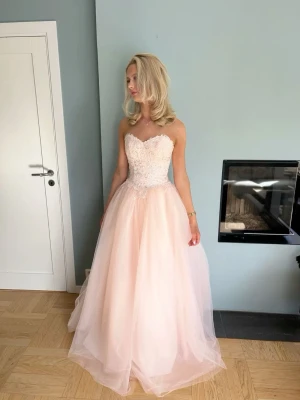 SÖKER!! - KÖP INTE!! jag söker den här rosa klänningen inför balen! Om nån vet någon som kan sälja eller låna ut, skriv till mig!💓💓 i storlek xs eller s!!