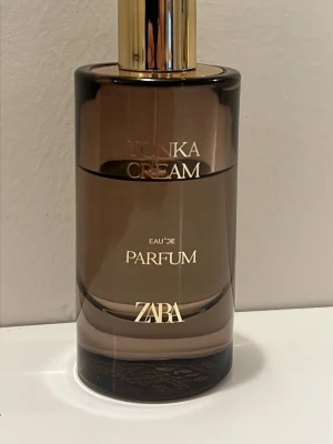 Tonka Cream Eau de Parfum - Modern och stilren parfym från ZARA med namnet Tonka Cream. Perfekt för dig som vill ha en trendig doft i din samling. Snygg flaska som passar in i alla badrum.