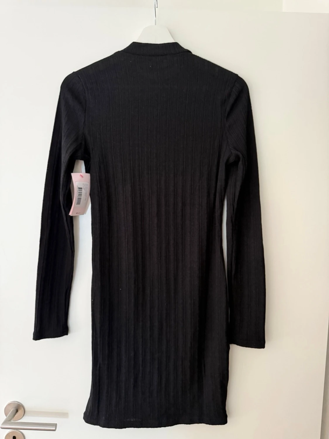 Svart ribbad klänning från Nelly - 3