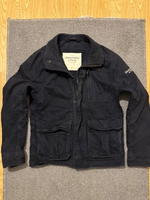 Vintage Abercrombie & Fitch Fieldjacka - Säljer denna mycket feta Abercrombie & Fitch fieldjackan!| Mycket bra skick | Storlek M | Längd ≈67cm Bredd armhåla - armhåla ≈ 53 cm | Modell 175cm, 68kg | Priset kan diskuteras!