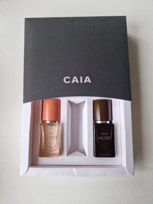 CAIA Senso & Muse parfymset - Upptäck CAIA Senso och Muse i ett stilrent parfymset. Båda är Eau de Parfum och perfekta för dig som vill testa två olika dofter från ett trendigt märke. Smidig storlek att ta med i väskan. 2x 20 ml