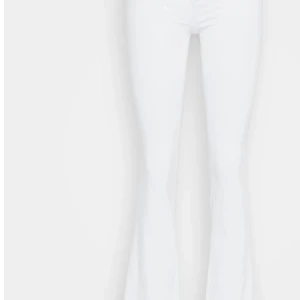 Vita bootcut jeans - inte exakt de på bilden men jätte liknande, skriv privat för egna bilder. Säljer ett par vita bootcut jeans med snygg utsvängd passform. Byxorna har en klassisk femficksdesign och är tillverkade i ett stretchigt jeanstyg som sitter bekvämt. Perfekta för dig som vill ha en fräsch och trendig look. högmidjade.
