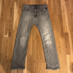 Replay jeans grå - Hej jag säljer ett par replay jeans har inte använt dom på ett tag. Skriv om intresserad 
