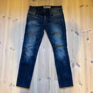 Replay jeans med fades - Replay jeans med fades och  små slitningar  | Modell: Står ej |  Storlek W31 L34 | Skick: Mycket bra | Hör gärna av er vid frågor och funderingar!🤗
