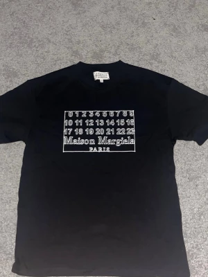 Svart Maison Margiela T-shirt  - Svart Maison Margiela T-shirt i storlek S! Inga defekter eller skador! 