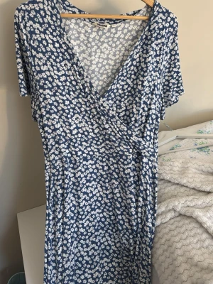 Blommig klänning  - Säljer den här super gulliga klänningen från indiska. Den är i ett väldigt strechigt material. Använd ett fåtal gånger. Passar perfekt till midsommar eller andra festligheter på sommaren!