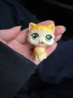 Littlest pet shop - Jättegullig littlest pet shop katt som kan sträcka ut tungan  Finns fler i min profil för samfrakt. Jag har ca 200 st kvar så följ för att få notis när jag lägger upp.